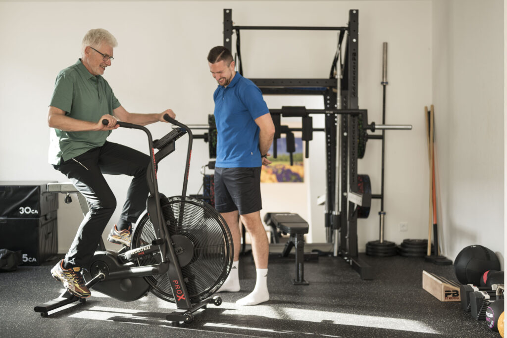 Krankengymnastik am Gerät